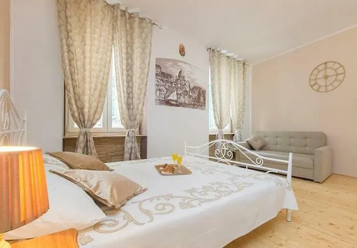 Antique - Old Town *